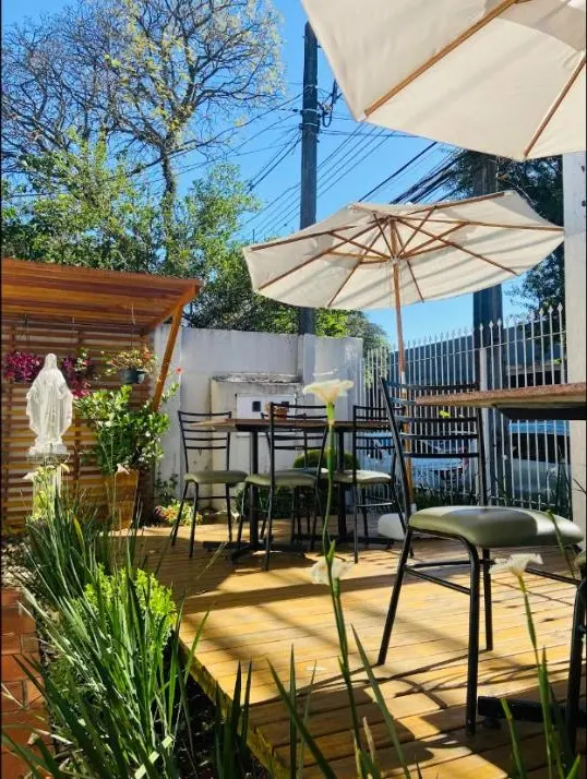 Área externa com guarda-sóis do Restaurante Vó Gema