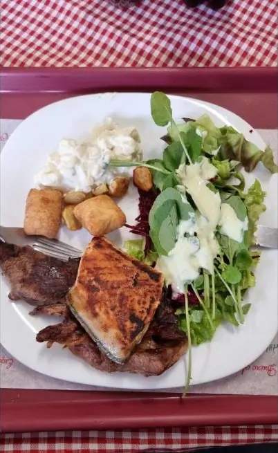 Prato montado no buffet livre do Vó Gema com carne, salada e batatas