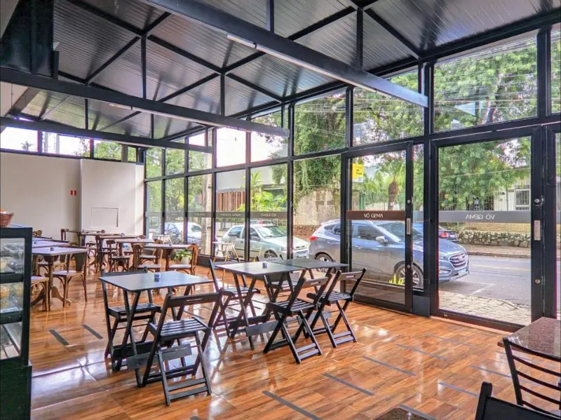 Salão envidraçado do Restaurante Vó Gema